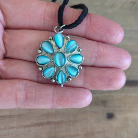 Vtg Silver-toned Flower Choker / Necklace w/ Blue Opalescent Stones / Black Cord - Picture 4 of 9